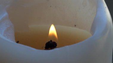 Dini bir kilisede veya kilisede yapılan cenaze törenlerinde yakılan mumlar.
