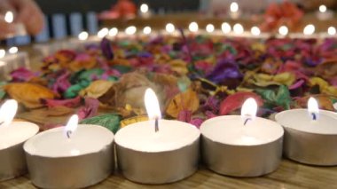 Dini bir kilisede veya kilisede yapılan cenaze törenlerinde yakılan mumlar.