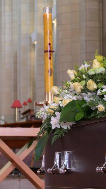 Dini bir kilisede veya kilisede yapılan cenaze törenlerinde yakılan mumlar.