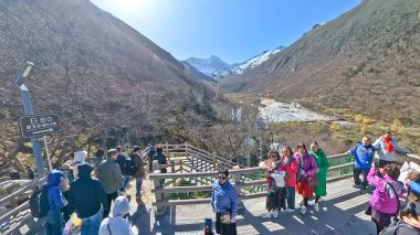 Çin, Sichuan, 01.01.2025 turist Huanglong vadisini ziyaret ediyor. Renkli göllerden, karlı zirvelerden, yeşil ormanlardan ve buzullardan oluşuyor. 