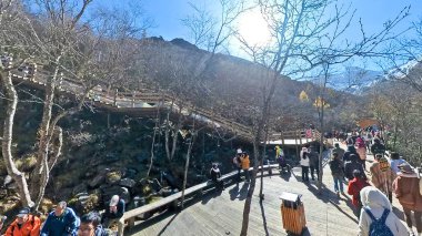 Çin, Sichuan, 01.01.2025 turist Huanglong vadisini ziyaret ediyor. Renkli göllerden, karlı zirvelerden, yeşil ormanlardan ve buzullardan oluşuyor. 