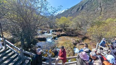 Çin, Sichuan, 01.01.2025 turist Huanglong vadisini ziyaret ediyor. Renkli göllerden, karlı zirvelerden, yeşil ormanlardan ve buzullardan oluşuyor. 