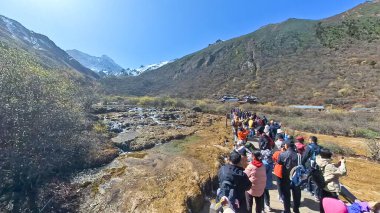 Çin, Sichuan, 01.01.2025 turist Huanglong vadisini ziyaret ediyor. Renkli göllerden, karlı zirvelerden, yeşil ormanlardan ve buzullardan oluşuyor. 