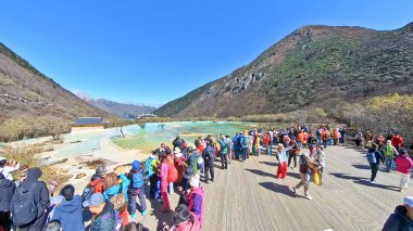 Çin, Sichuan, 01.01.2025 turist Huanglong vadisini ziyaret ediyor. Renkli göllerden, karlı zirvelerden, yeşil ormanlardan ve buzullardan oluşuyor. 