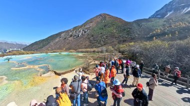 Çin, Sichuan, 01.01.2025 turist Huanglong vadisini ziyaret ediyor. Renkli göllerden, karlı zirvelerden, yeşil ormanlardan ve buzullardan oluşuyor. 