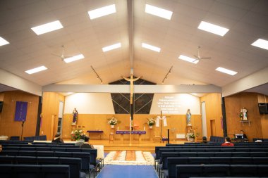 Dua edenler ve ibadet edenler için dini Hristiyan veya Katolik sunağı.