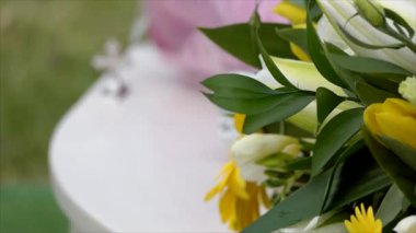 Cenaze töreni için kullanılan güzel çiçek aranjmanı. 