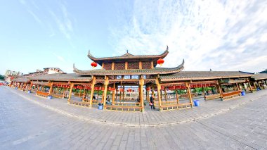 Çin, LeShan, 01.01.2025 eski Suji Çin kasabasında bulunan pagoda ile antik köprüyü geçen insanlar.