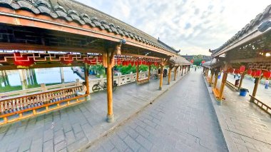 Çin, LeShan, 01.01.2025 yaşlılar eski şehirde sokak boyunca Çin satrancı oynuyorlar.