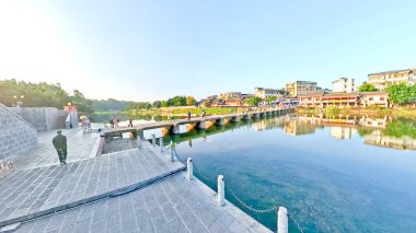 Çin, LeShan, 01.01.2025 güzel Rugong nehri eski Suji Çin şehrinden akıyor.