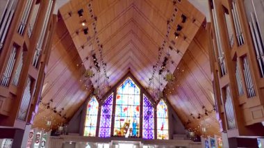  Dindar bir Hıristiyan ya da katolik kilisesinde güzel bir pencere sanatı. 