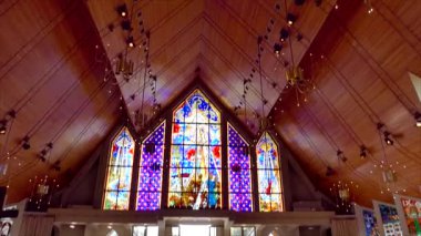  Dindar bir Hıristiyan ya da katolik kilisesinde güzel bir pencere sanatı. 