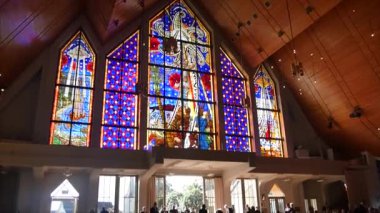  Dindar bir Hıristiyan ya da katolik kilisesinde güzel bir pencere sanatı. 