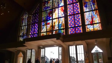  Dindar bir Hıristiyan ya da katolik kilisesinde güzel bir pencere sanatı. 