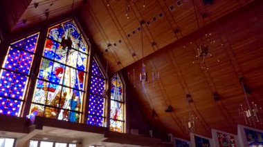  Dindar bir Hıristiyan ya da katolik kilisesinde güzel bir pencere sanatı. 