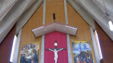 Dini Hristiyan ya da Katolik kiliselerindeki kutsal tapınak.