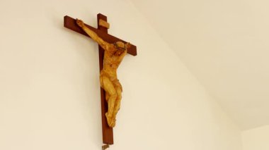 Dini Hristiyan ya da Katolik kiliselerindeki kutsal tapınak.