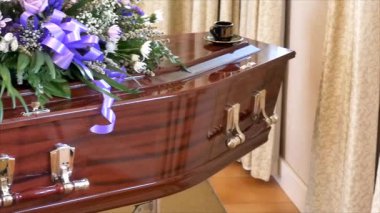 Cenaze tabutu ya da kilisedeki tabutun yakın plan fotoğrafı.