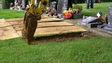 Auckland, Yeni Zelanda, 01.01.2025, Mezarlığı ve mezar taşını cenaze için hazırlamak üzere ağır makineler ve kazıcı yerleştirildi. 