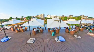 Çin, LeShan, 01.01.2025 kişi eski Suji Çin 'de yerel yiyeceklerin tadını çıkarıyor.