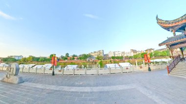 Çin, LeShan, 01.01.2025 kişi eski Suji Çin 'de yerel yiyeceklerin tadını çıkarıyor.