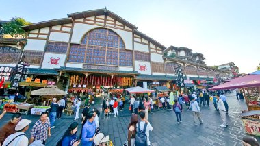 Çin, LeShan, 01.01.2025 kişi eski Suji Çin 'de yerel yiyeceklerin tadını çıkarıyor.