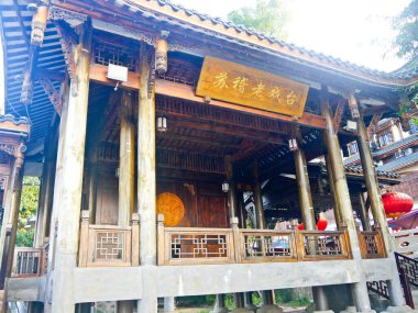 Çin, LeShan, 01.01.2025 turist geleneksel opera gösterisi için antik Çin tiyatrosunu ziyaret ediyor.