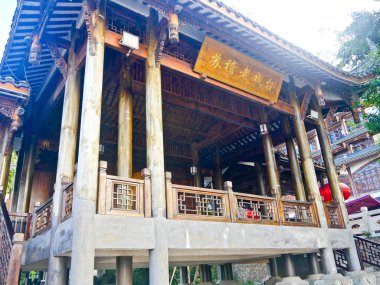 Çin, LeShan, 01.01.2025 turist geleneksel opera gösterisi için antik Çin tiyatrosunu ziyaret ediyor.