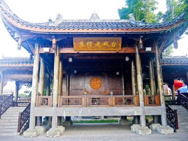 Çin, LeShan, 01.01.2025 turist geleneksel opera gösterisi için antik Çin tiyatrosunu ziyaret ediyor.