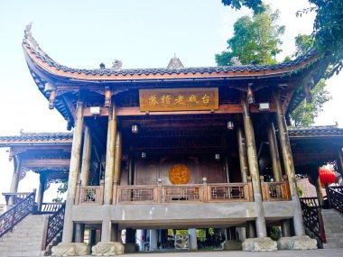 Çin, LeShan, 01.01.2025 turist geleneksel opera gösterisi için antik Çin tiyatrosunu ziyaret ediyor.