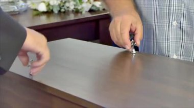 Cenaze töreninde bir tabutun kapağını veya tabutun kapağını vidayı çevirerek kapatmak.