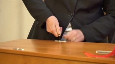 Cenaze töreninde bir tabutun kapağını veya tabutun kapağını vidayı çevirerek kapatmak.