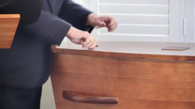 Cenaze töreninde bir tabutun kapağını veya tabutun kapağını vidayı çevirerek kapatmak.