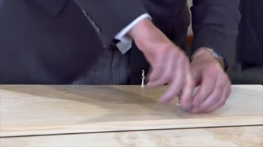 Cenaze töreninde bir tabutun kapağını veya tabutun kapağını vidayı çevirerek kapatmak.