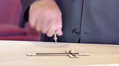 Cenaze töreninde bir tabutun kapağını veya tabutun kapağını vidayı çevirerek kapatmak.