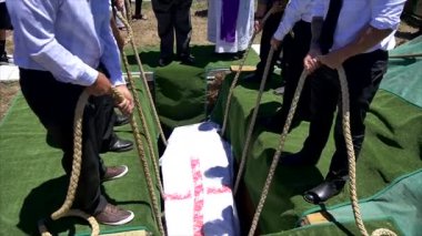 Cenaze töreninden sonra tabutun mezarlığa bırakılması.