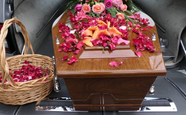 Cenaze levazımatçısı olarak görev yapan cenaze arabası vuruldu.