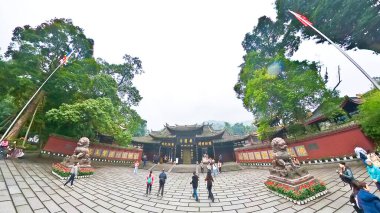 Çin, Emei, 01.01.2025 Konfüçyüsçülük ve Taoizm 'e tapan Baoguo tapınağını ziyaret eden turistler.