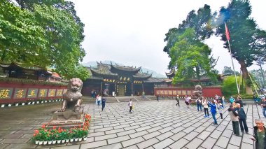 Çin, Emei, 01.01.2025 Konfüçyüsçülük ve Taoizm 'e tapan Baoguo tapınağını ziyaret eden turistler.
