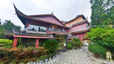 Çin, Emei, 01.01.2025 Konfüçyüsçülük ve Taoizm 'e tapan Baoguo tapınağını ziyaret eden turistler.