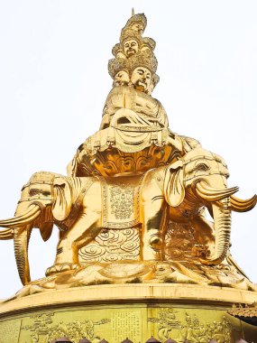 Çin 'deki Emei Dağı' nın tepesindeki Altın Buda heykeli.