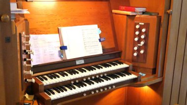 Kilise kilisesinde org piyano enstrümanı çekimi.