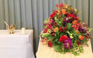 Dini bir Hıristiyan ya da Katolik kilisesinde cenaze töreni için kutsal su. 