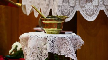 Dini bir Hıristiyan ya da Katolik kilisesinde cenaze töreni için kutsal su. 