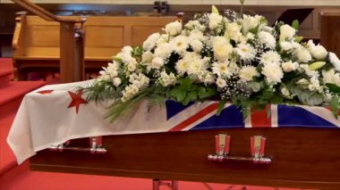 Yeni Zelanda ya da Avustralya bayrağıyla kaplanmış bir cenaze tabutunun ya da tabutun yakın plan fotoğrafı.