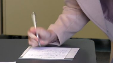 önemli bir iş belgesi ya da sertifikasının imzalanması