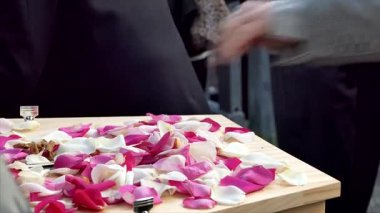 Aile, cenaze töreninden sonra tabutun içine çiçek yaprakları yerleştiriyor.
