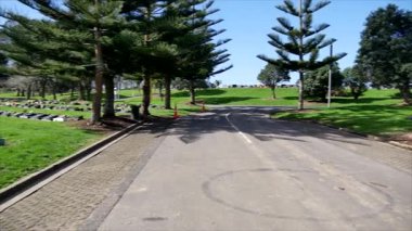 Mezarlığın doğal peyzajı, kutsal haç ve mezar taşıyla vuruldu.