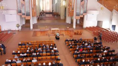 Kilisedeki cemaatler ibadet için toplanıyor. Kutlamalar ve cenazelere tapıyorlar.