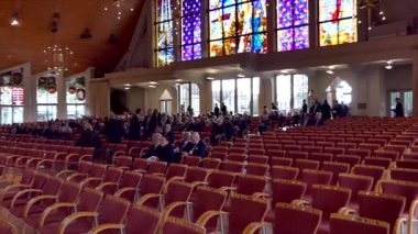 Kilisedeki cemaatler ibadet için toplanıyor. Kutlamalar ve cenazelere tapıyorlar.